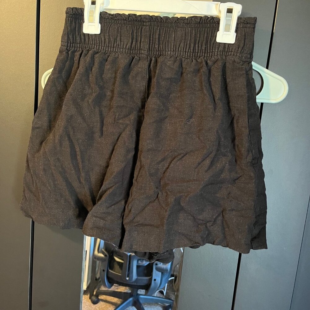 H&M extra-small black paper bag shorts.
